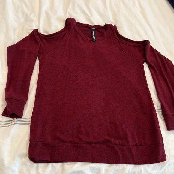 Design Lab XS cold shoulder super soft long sleeve top - Picture 3 of 3